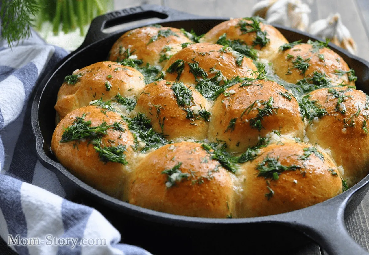 Пампушки чесночные — девять булочек, пропитанных чесночным соусом с укропом
